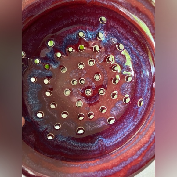 Handmade berry dish in deep red and blue glaze, artist signed - Picture 5 of 8